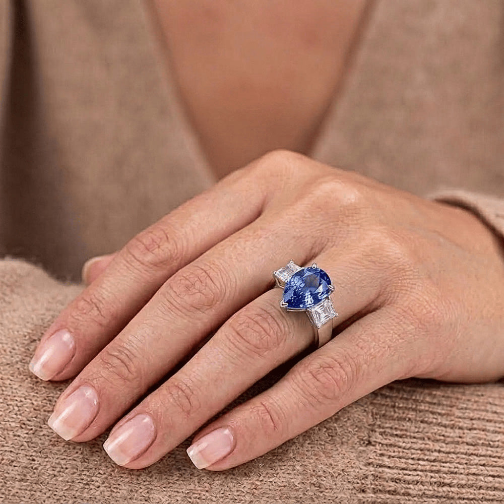 Anello con zaffiro Ceylon 3,50 carati e diamanti tre pietre in oro bianco 14 carati