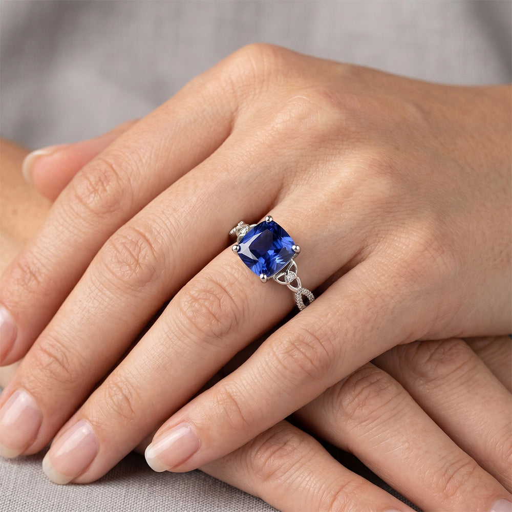 Anello con zaffiro Ceylon Blue da 3,25 carati e diamante cushion in oro bianco 14K