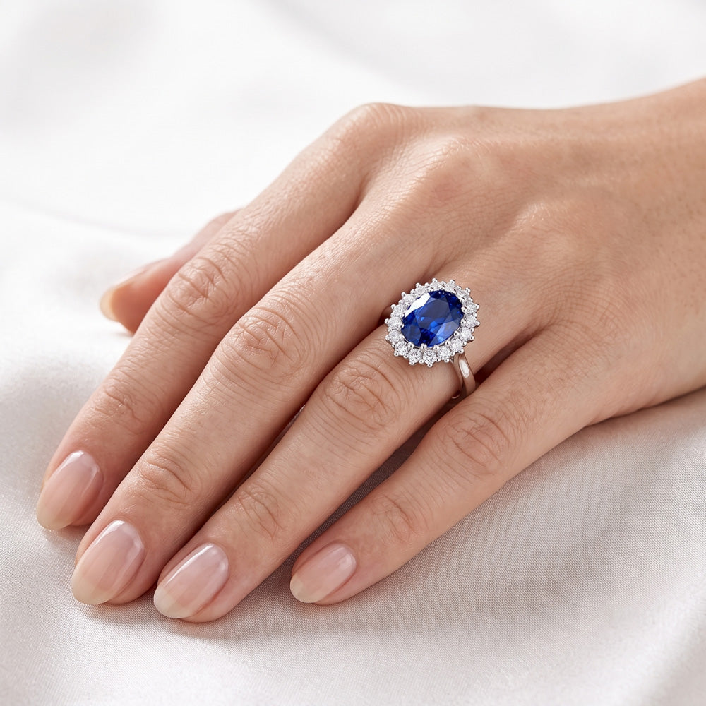 Anello con zaffiro Ceylon ovale da 3,50 carati e diamanti tondi in oro bianco 14K