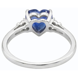 Anello con zaffiro a cuore da 1,75 carati dello Sri Lanka e tre pietre di diamanti tondi