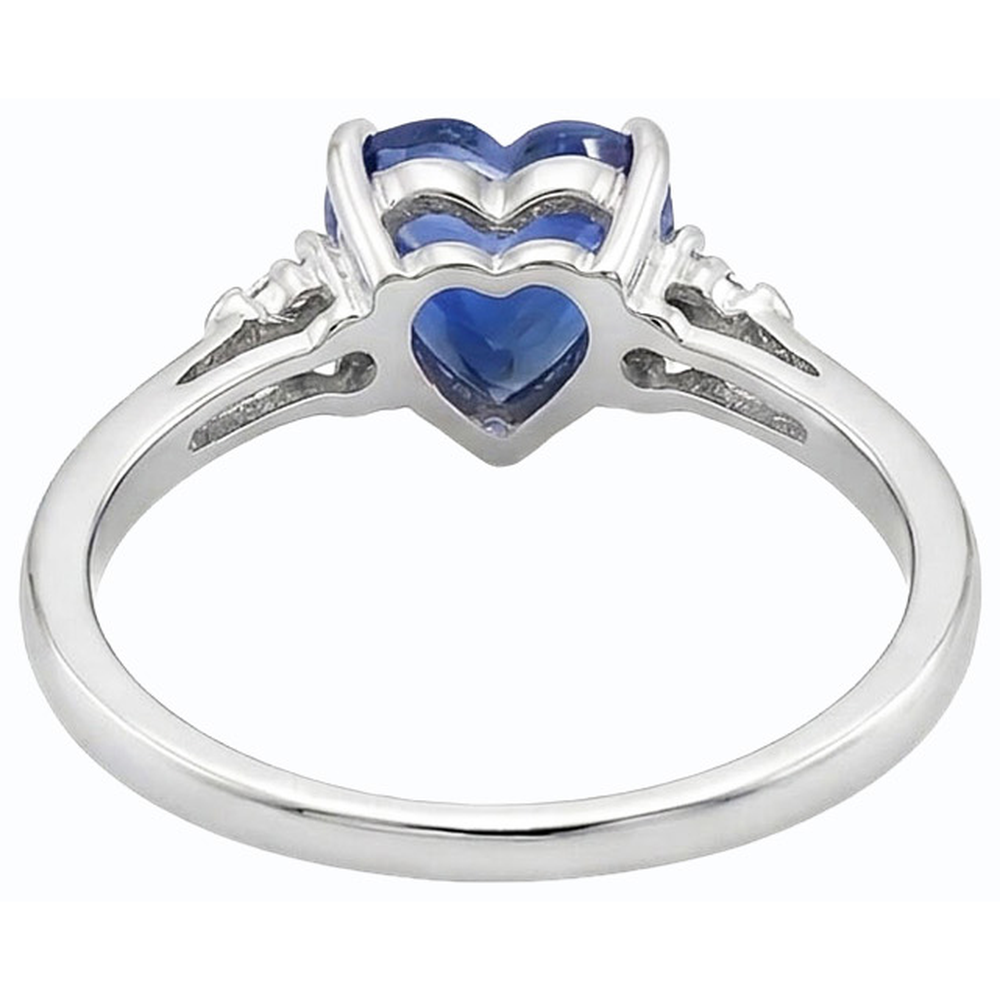 Anello con zaffiro a cuore da 1,75 carati dello Sri Lanka e tre pietre di diamanti tondi