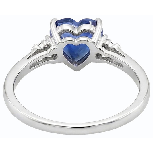 Anello con zaffiro a cuore da 1,75 carati dello Sri Lanka e tre pietre di diamanti tondi