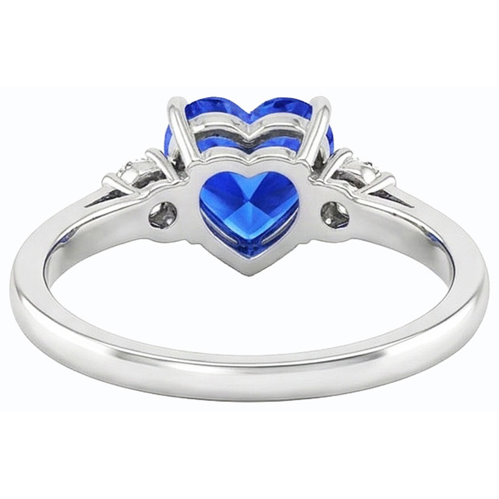 Anello con zaffiro a cuore da 1,75 carati dello Sri Lanka e tre pietre di diamanti tondi