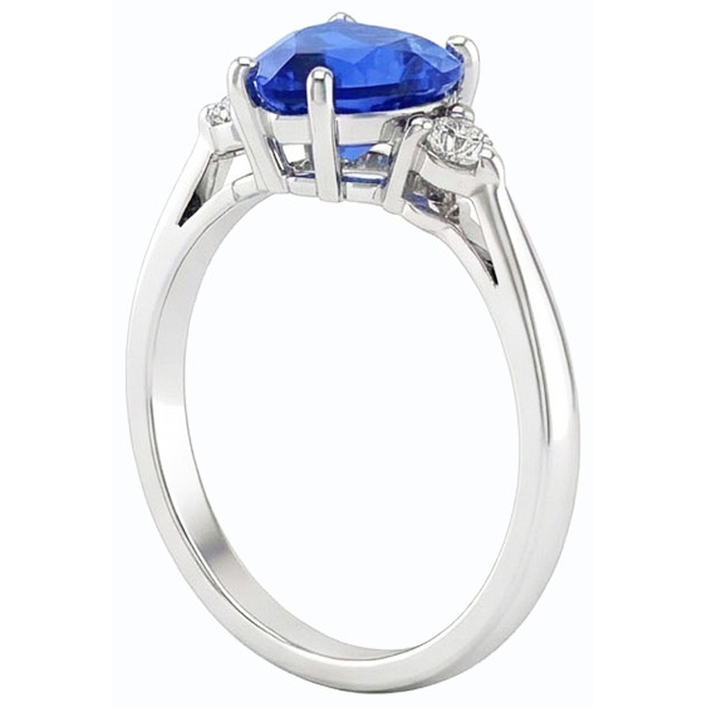Anello con zaffiro a cuore da 1,75 carati dello Sri Lanka e tre pietre di diamanti tondi