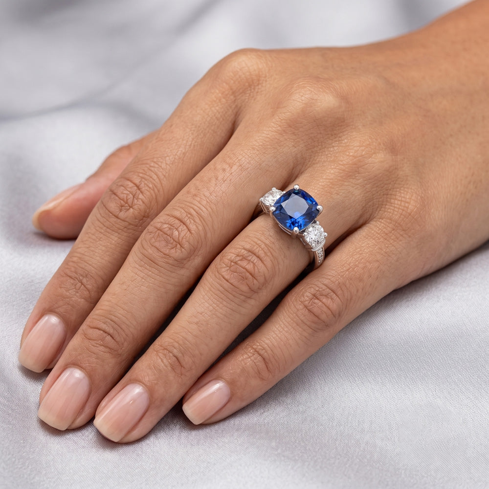 Anello con zaffiro a cuscino con pietre preziose in oro 2.50 carati con 3 diamanti in stile pietra