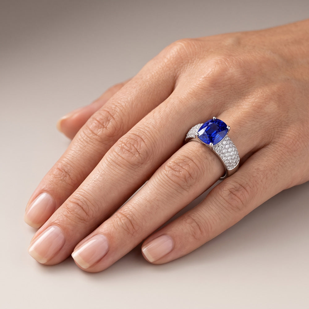 Anello con zaffiro a cuscino in oro bianco 14K e diamanti 3.50 carati