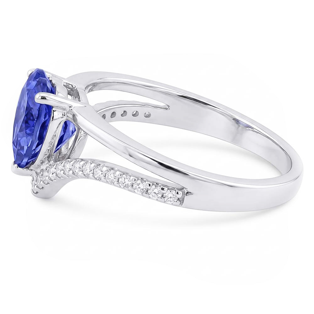 Anello con zaffiro azzurro a forma di cuore con diamanti. oro 2 carati. 14K
