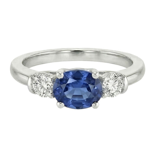 Anello con zaffiro blu 2,25 carati e 3 diamanti con montatura a U in oro bianco 14 carati