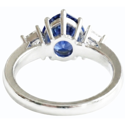 Anello con zaffiro blu a forma di pera 3 carati e diamanti princess 3 pietre in oro 14K