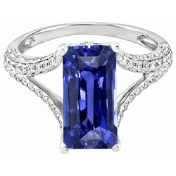 Anello con zaffiro blu con pietra preziosa smeraldo 4,50 carati con gambo diviso in oro bianco