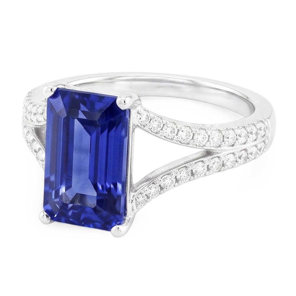 Anello con zaffiro blu con pietra preziosa smeraldo 4,50 carati con gambo diviso in oro bianco