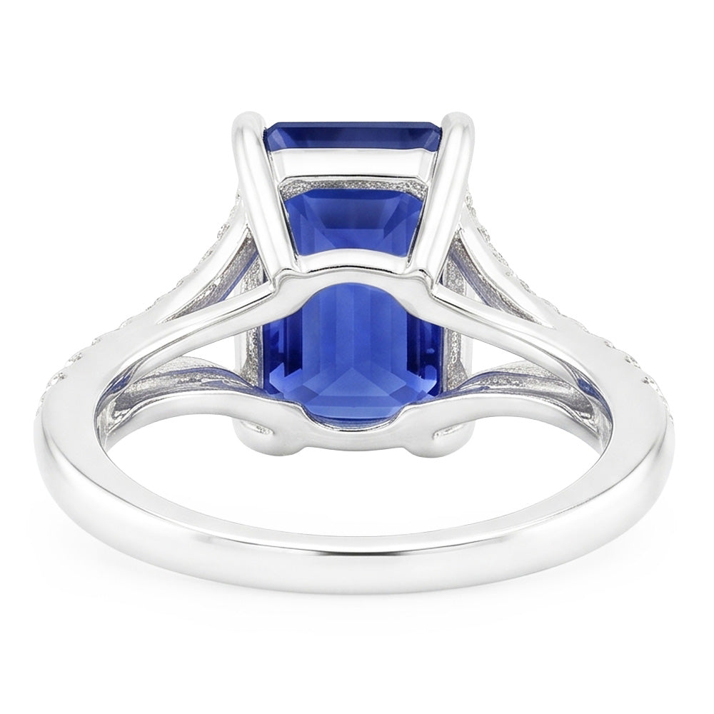Anello con zaffiro blu con pietra preziosa smeraldo 4,50 carati con gambo diviso in oro bianco