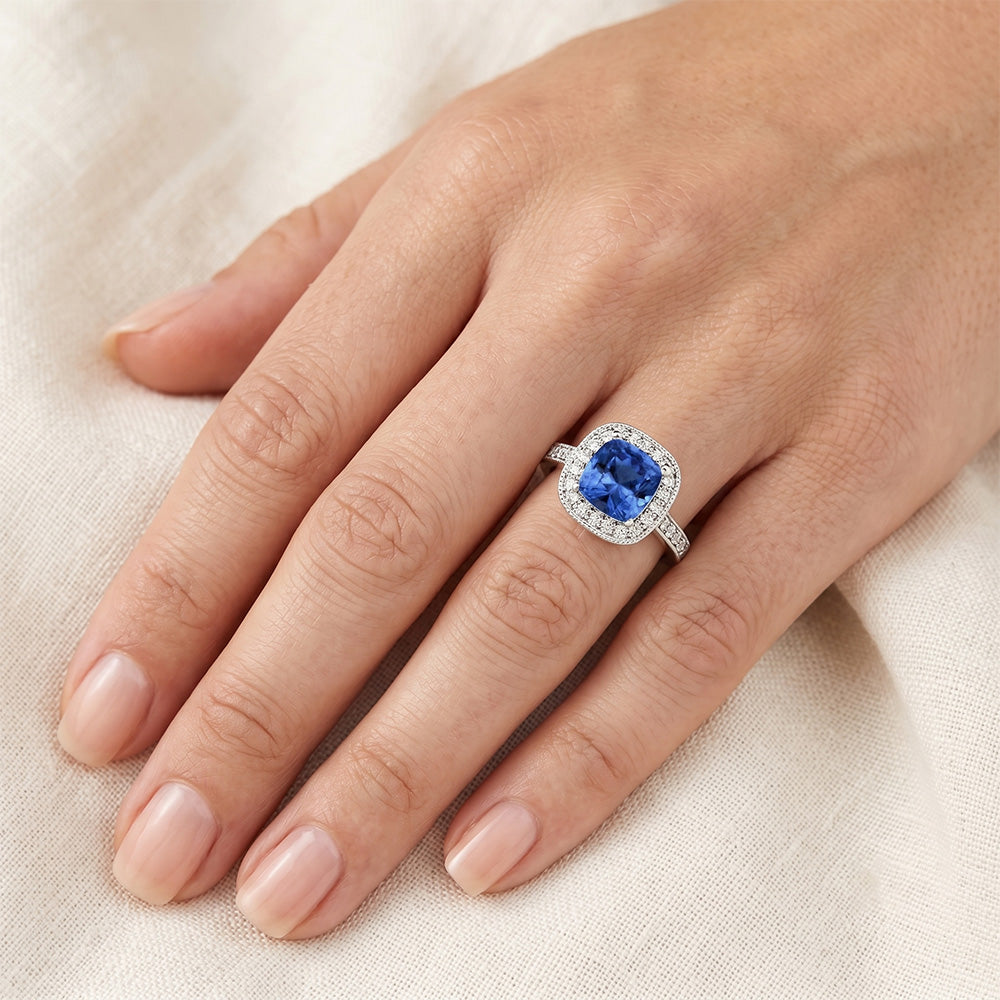 Anello con zaffiro blu cuscino da 3,40 carati dello Sri Lanka e diamanti in oro bianco 14K