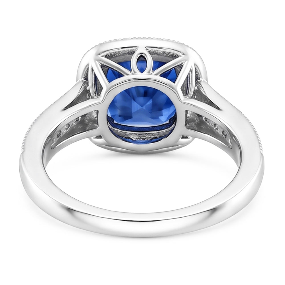 Anello con zaffiro blu cuscino da 3,40 carati dello Sri Lanka e diamanti in oro bianco 14K