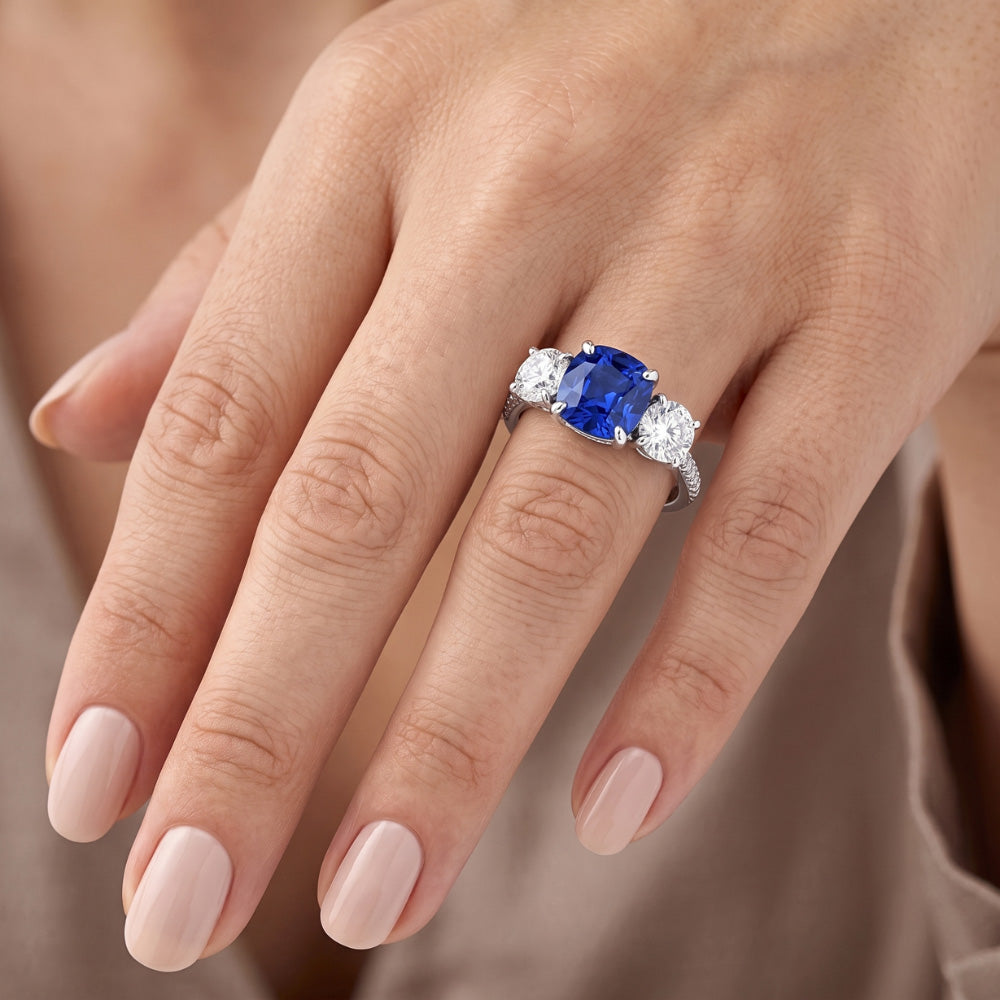 Anello con zaffiro blu cuscino diamante 3 stile pietra e accenti 3.50 carati