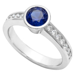 Anello con zaffiro blu da 2 carati e castone tondo di diamanti in oro bianco 14K