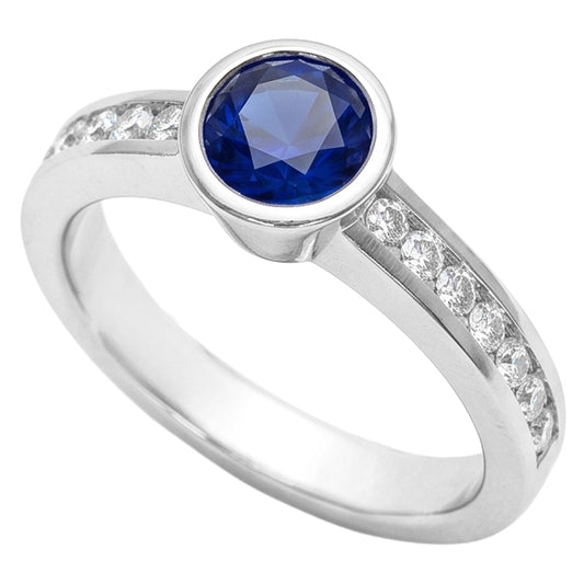 Anello con zaffiro blu da 2 carati e castone tondo di diamanti in oro bianco 14K