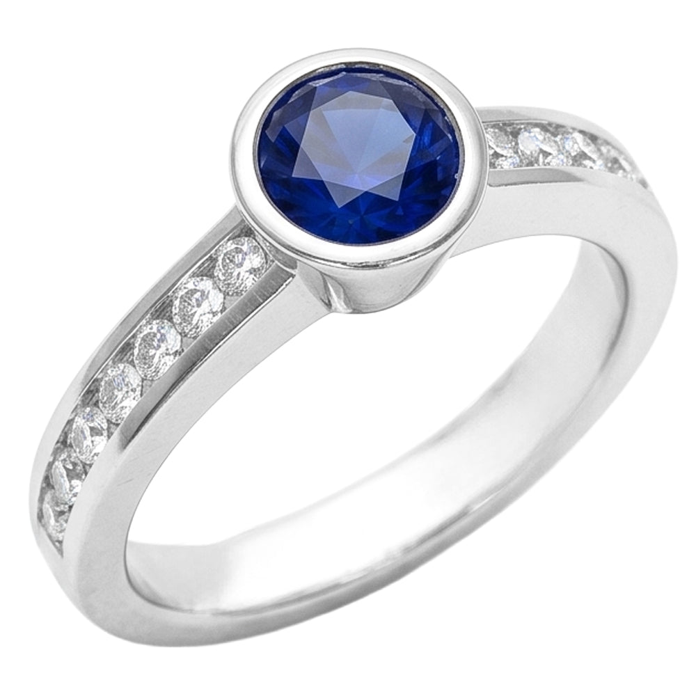 Anello con zaffiro blu da 2 carati e castone tondo di diamanti in oro bianco 14K