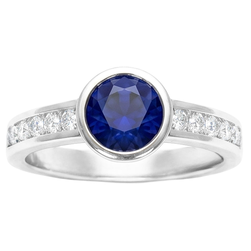 Anello con zaffiro blu da 2 carati e castone tondo di diamanti in oro bianco 14K
