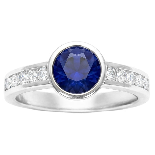 Anello con zaffiro blu da 2 carati e castone tondo di diamanti in oro bianco 14K