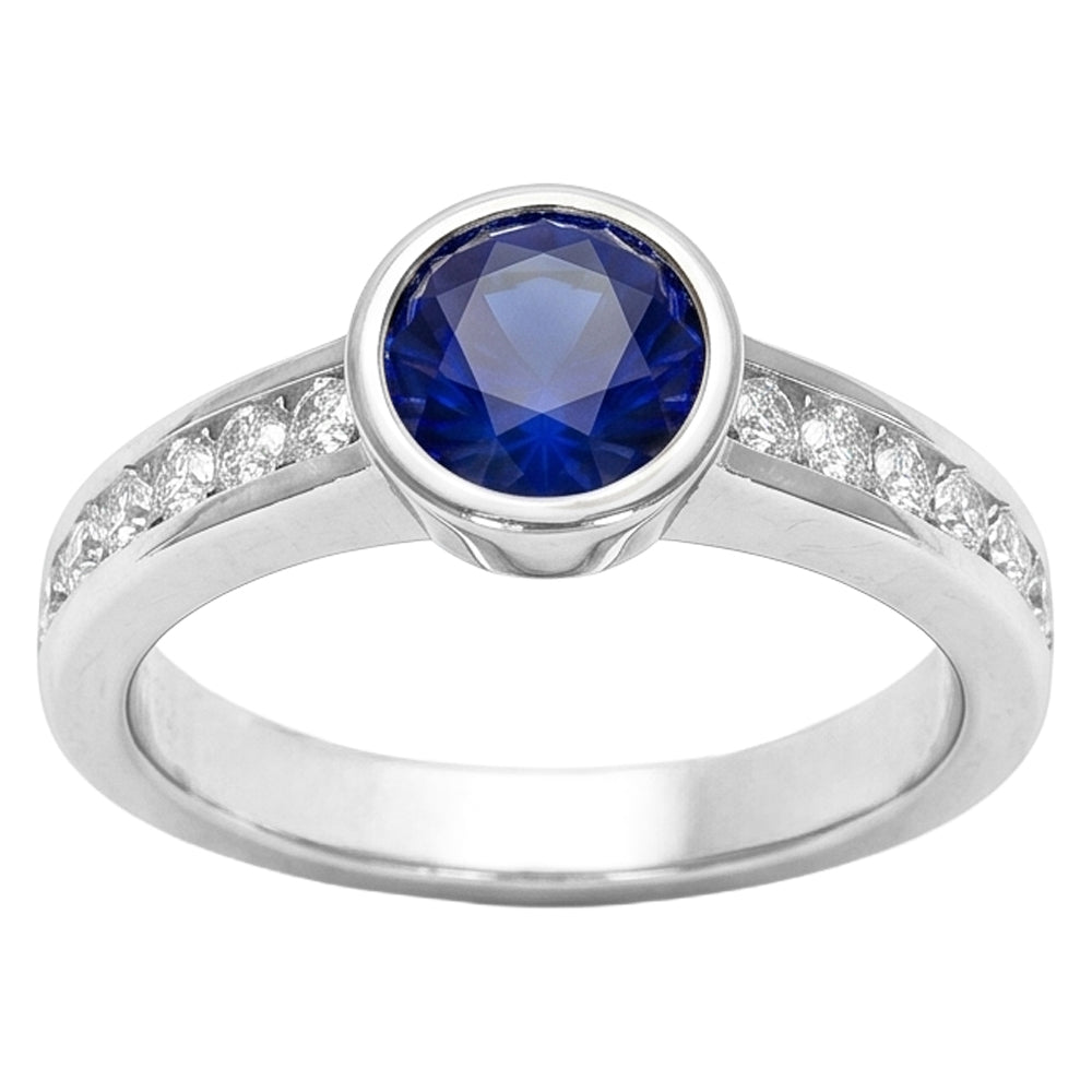 Anello con zaffiro blu da 2 carati e castone tondo di diamanti in oro bianco 14K
