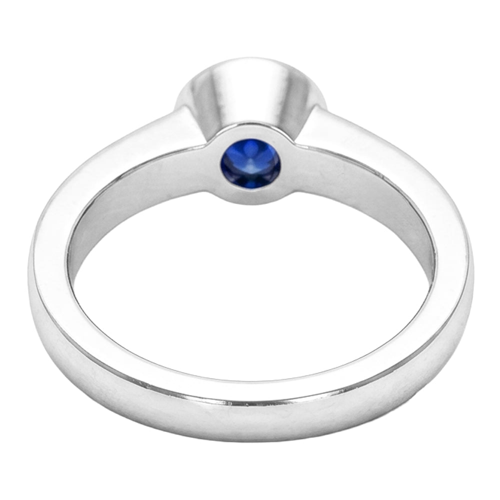 Anello con zaffiro blu da 2 carati e castone tondo di diamanti in oro bianco 14K