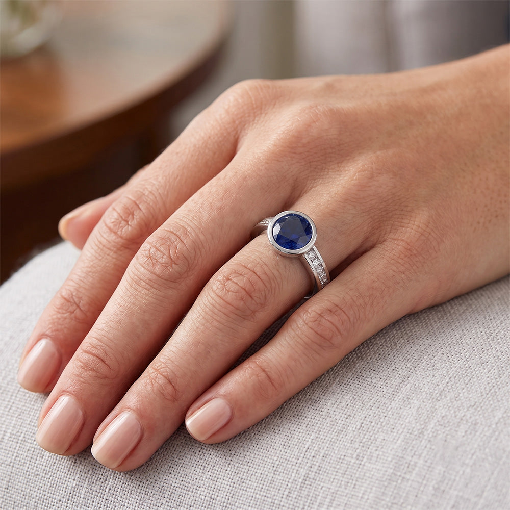 Anello con zaffiro blu da 2 carati e castone tondo di diamanti in oro bianco 14K