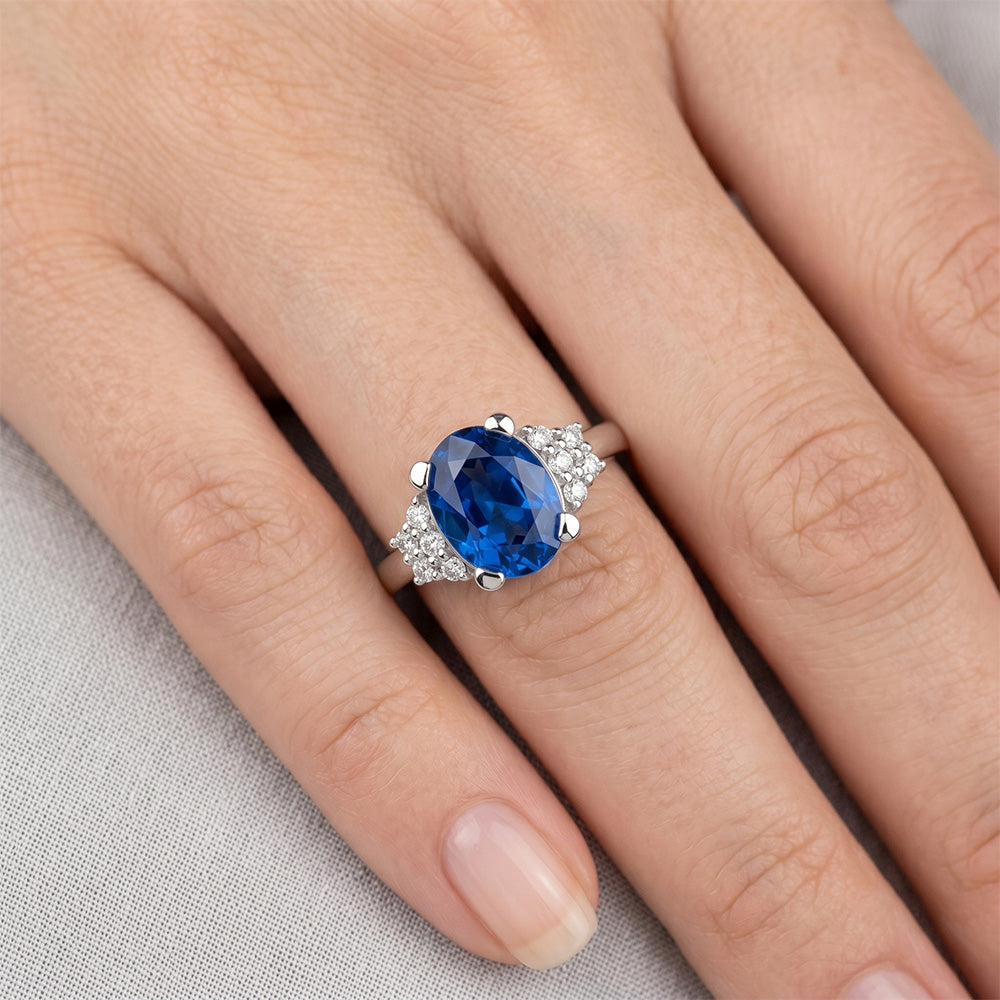Anello con zaffiro blu dello Sri Lanka 4 carati e diamanti in oro bianco 14K