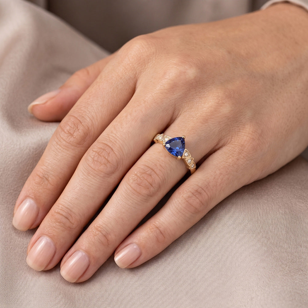 Anello con zaffiro blu e diamante rotondo a forma di trilione 0.75 carati