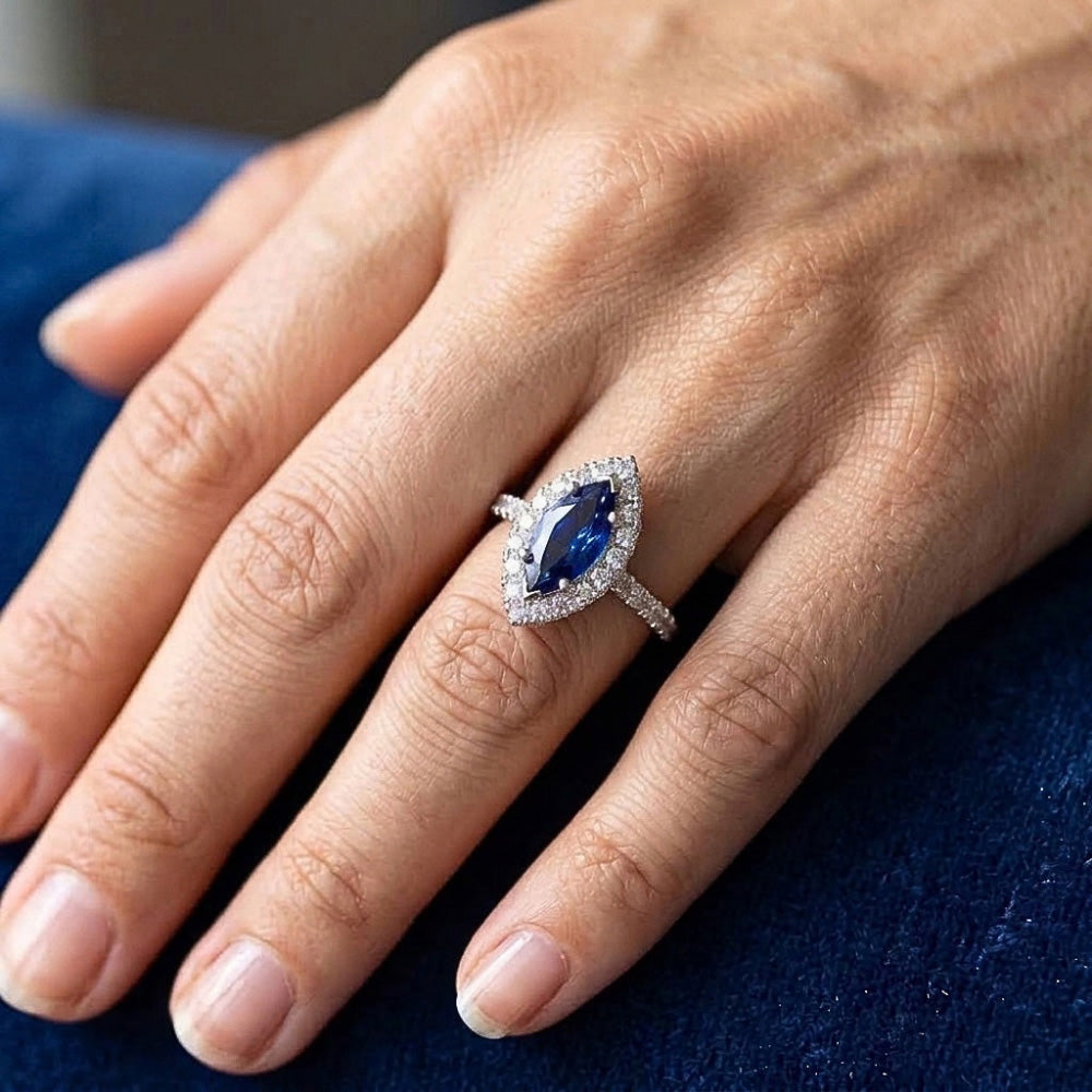 Anello con zaffiro blu marquise dello Sri Lanka da 2,60 carati e diamante rotondo