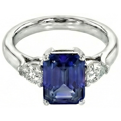 Anello con zaffiro blu pera da 3,50 carati e diamanti Tre gioielli in pietra