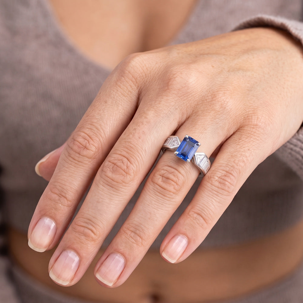 Anello con zaffiro blu pietra preziosa Trilioni e baguette accentate 3.50 carati