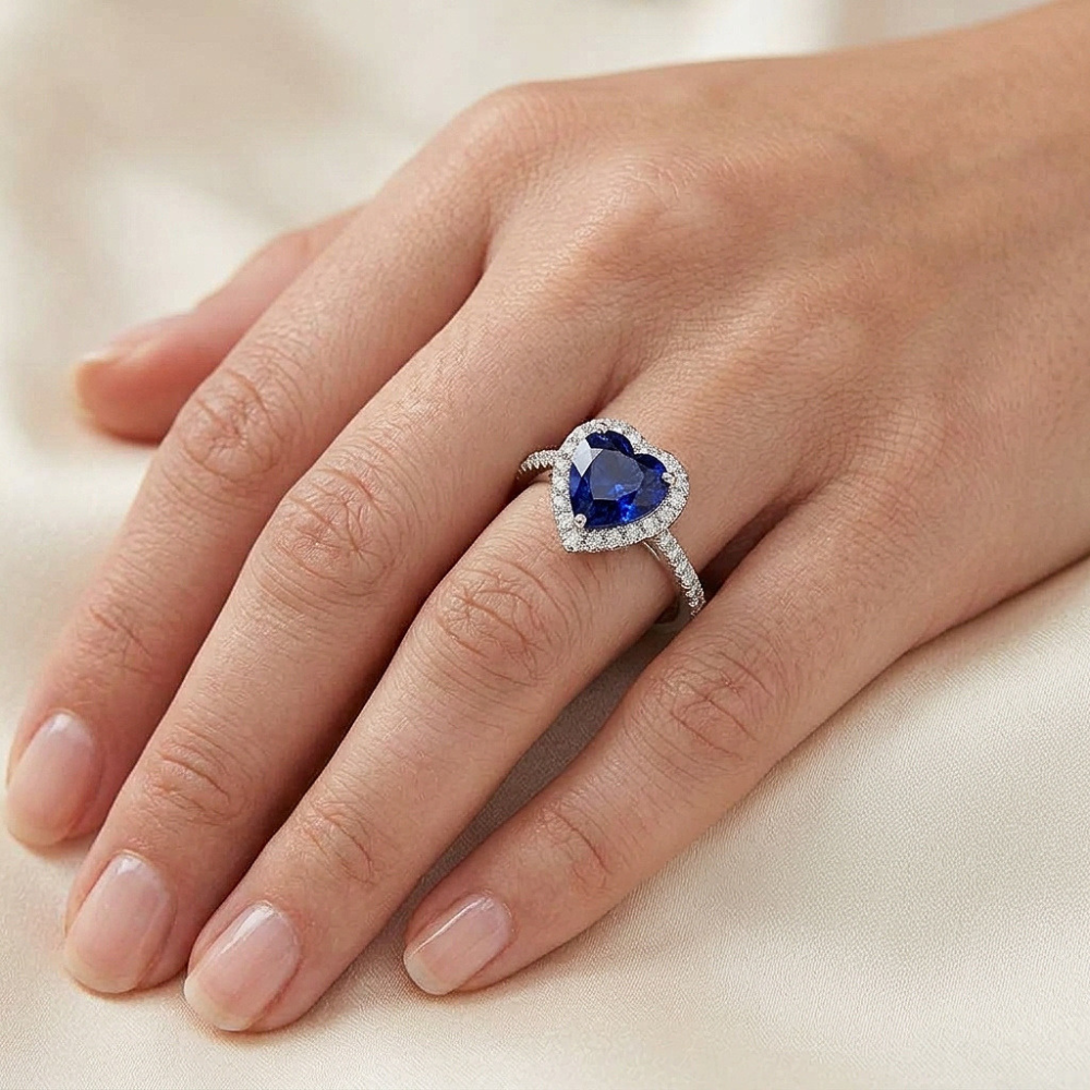 Anello con zaffiro blu profondo a cuore Halo con accenti di diamante 3.50 carati