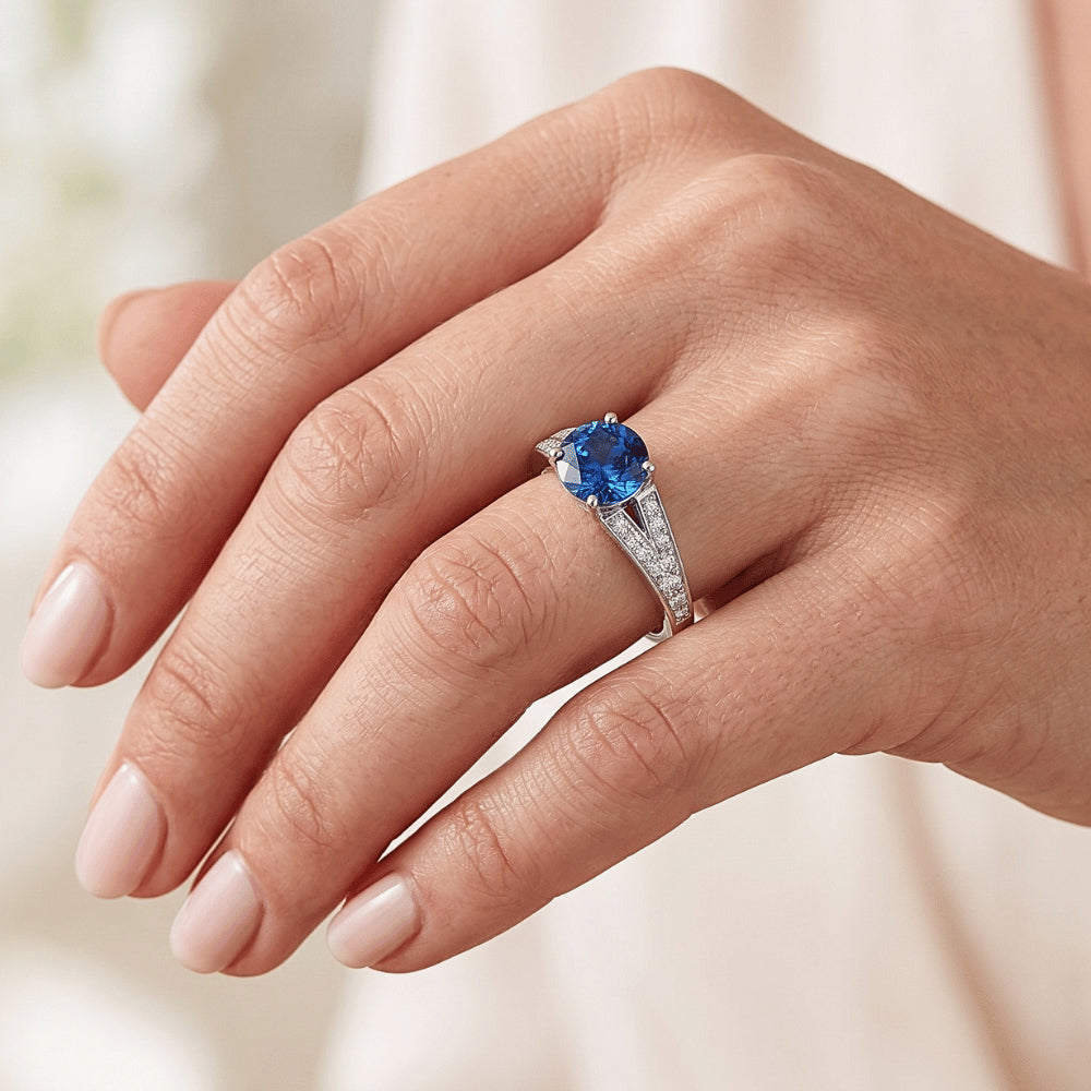 Anello con zaffiro blu rotondo con gambo diviso in oro bianco 14K 1.75 carati