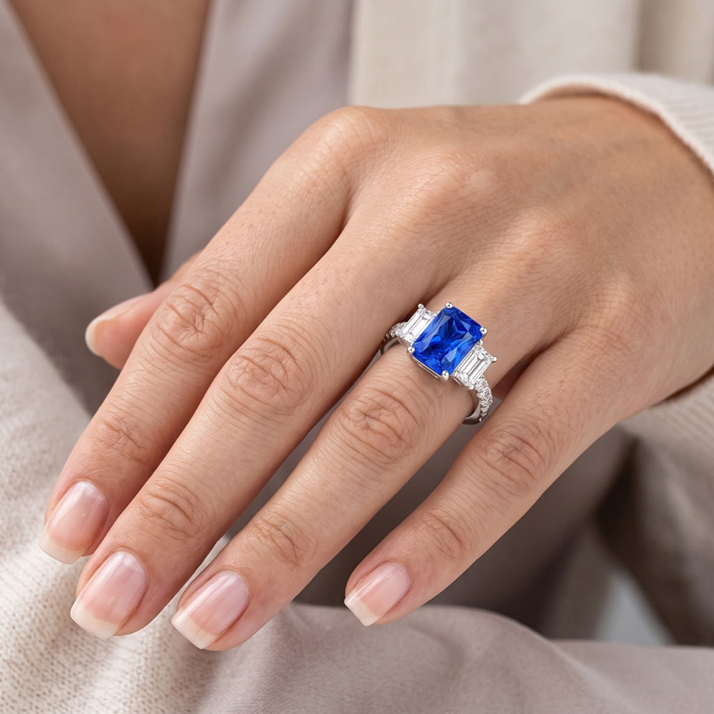 Anello con zaffiro blu scintillante con diamanti 3.50 carati con pietre di smeraldo rotonde