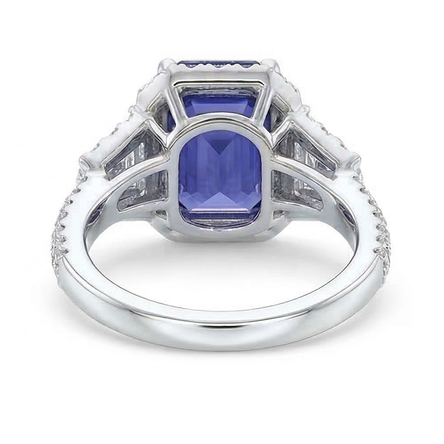 Anello con zaffiro blu smeraldo Halo 4.50 carati trapezoidale e diamanti rotondi