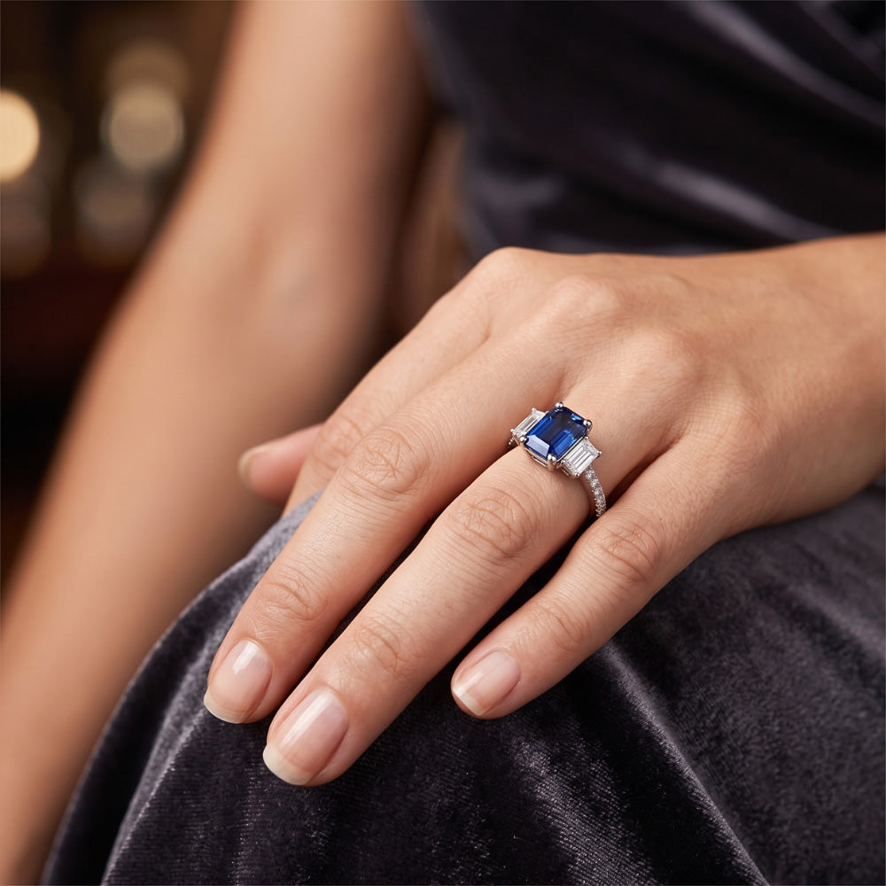 Anello con zaffiro blu smeraldo con pietra preziosa 3 pietre e diamanti 4 carati