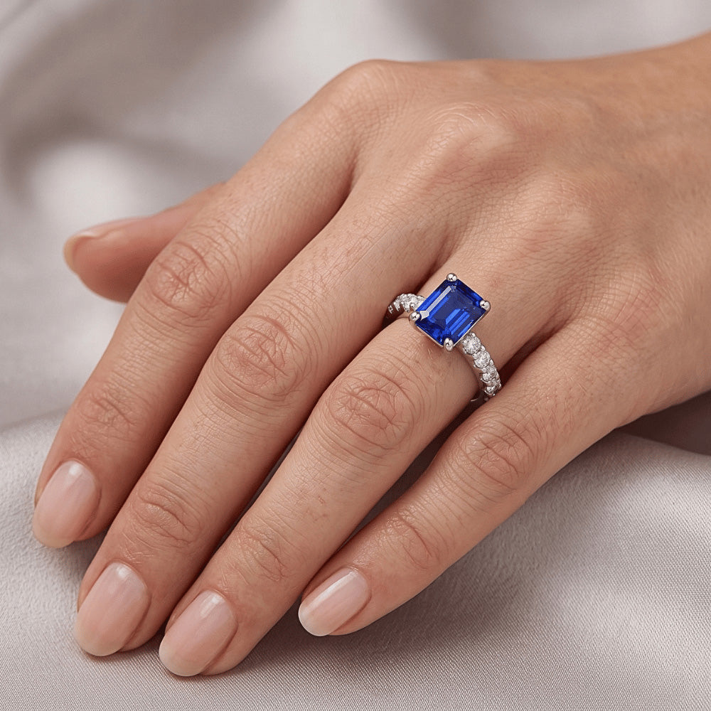 Anello con zaffiro blu smeraldo con pietre preziose con accenti di diamanti 2,50 carati