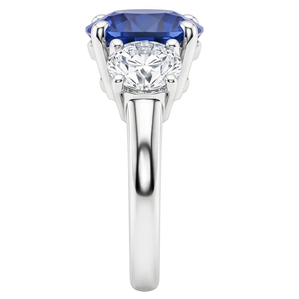 Anello con zaffiro blu tondo da 2,50 carati e diamanti tre pietre in oro bianco 14K