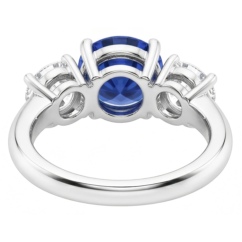 Anello con zaffiro blu tondo da 2,50 carati e diamanti tre pietre in oro bianco 14K