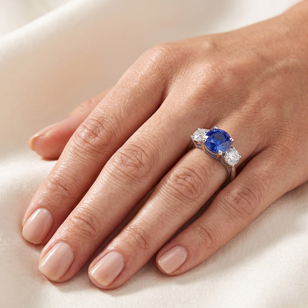 Anello con zaffiro blu tondo da 2,50 carati e diamanti tre pietre in oro bianco 14K