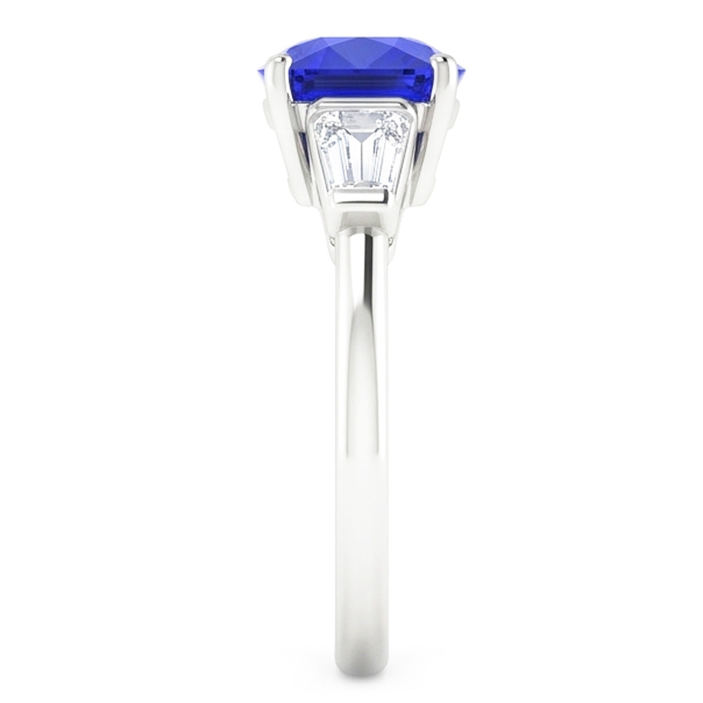 Anello con zaffiro da 1,75 carati e diamanti baguette con 3 pietre cuscino in oro bianco 14k
