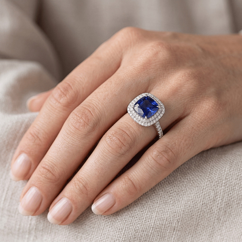 Anello con zaffiro dello Sri Lanka a taglio quadrato con doppio alone. oro bianco da 4.50 carati