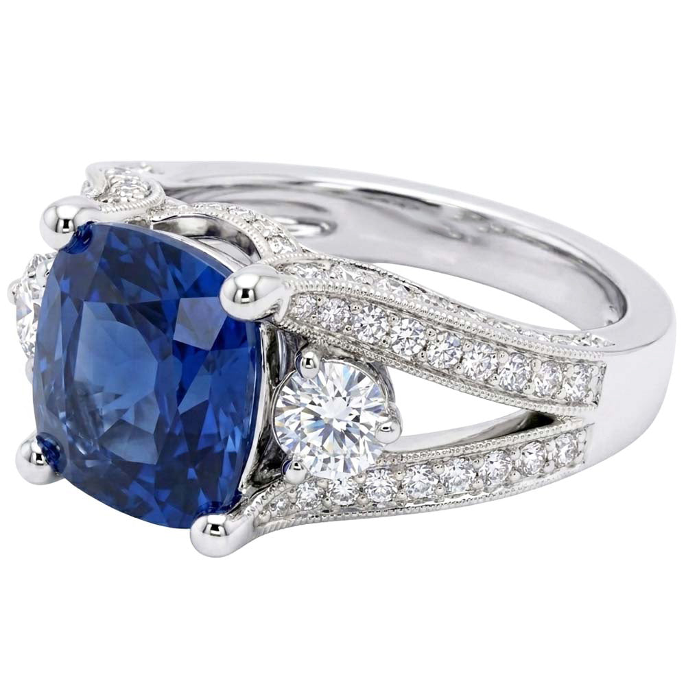 Anello con zaffiro dello Sri Lanka da 5,40 carati e diamanti taglio rotondo in oro bianco 14K