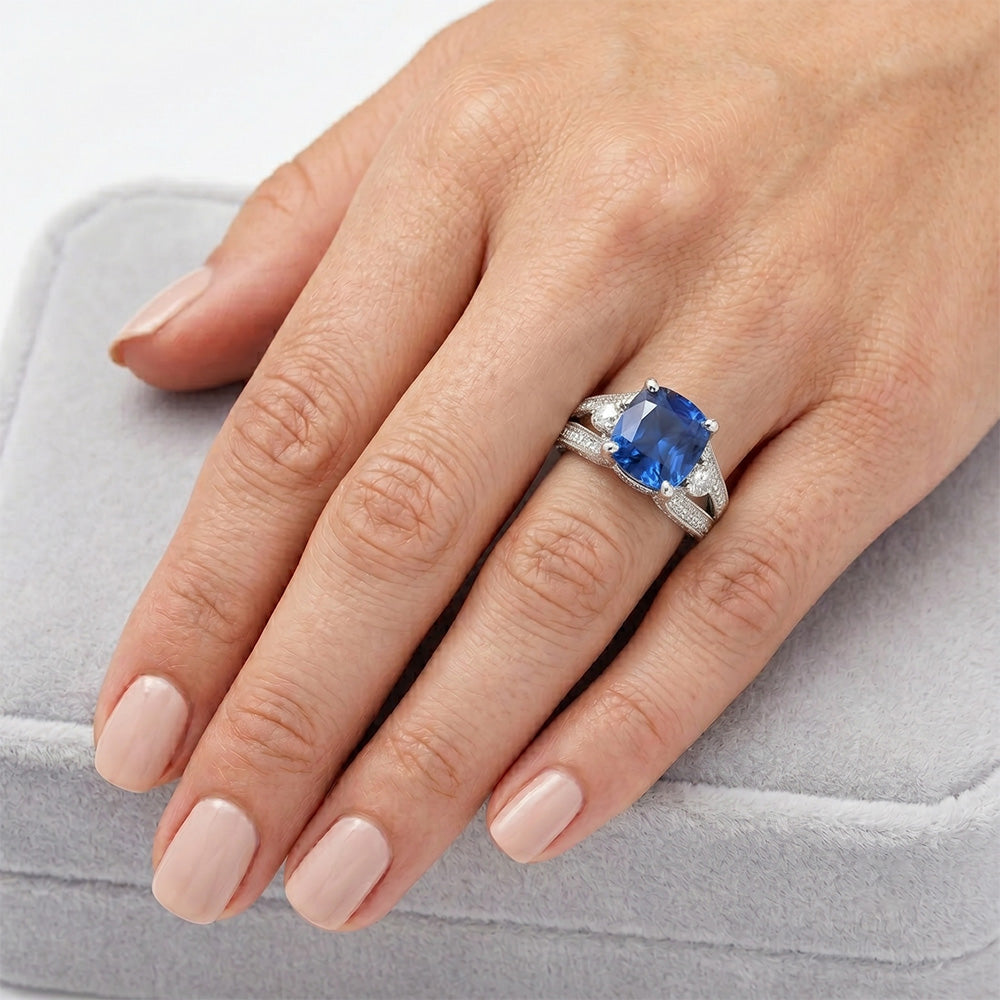 Anello con zaffiro dello Sri Lanka da 5,40 carati e diamanti taglio rotondo in oro bianco 14K