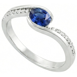 Anello con zaffiro dello Sri Lanka e diamanti a taglio ovale da 2 ct. Oro bianco 14K