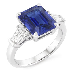 Anello con zaffiro dello Sri Lanka rotondo e baguette. taglio smeraldo. 4 carati