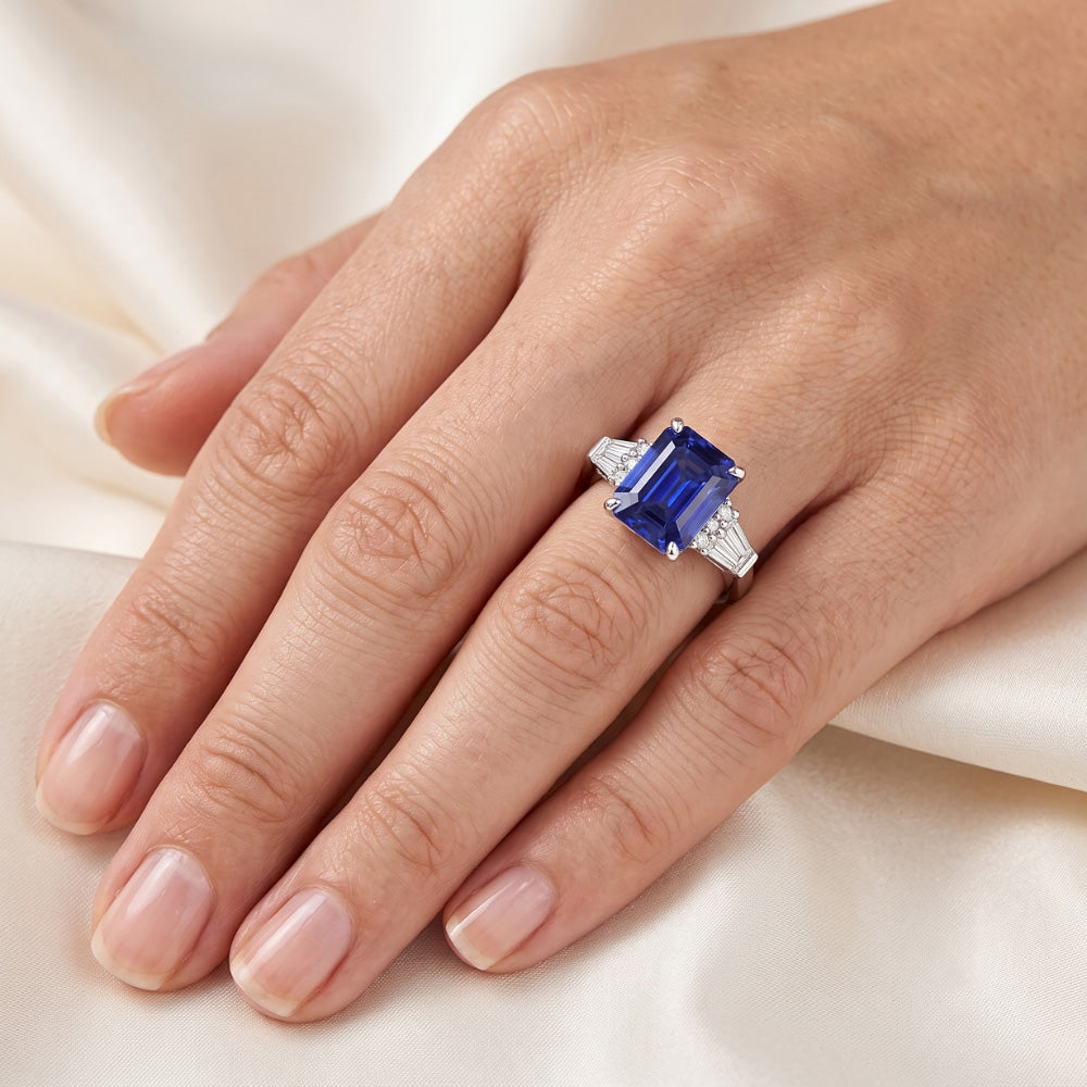 Anello con zaffiro dello Sri Lanka rotondo e baguette. taglio smeraldo. 4 carati
