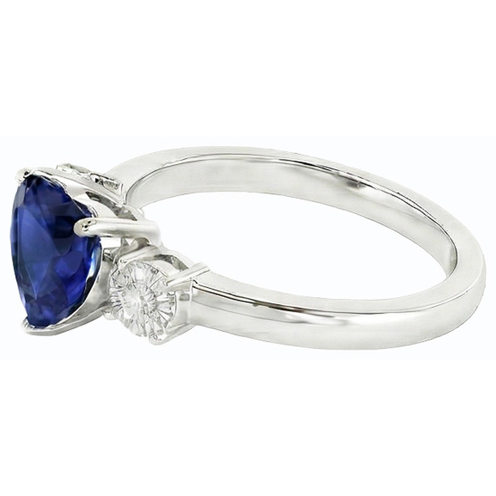 Anello con zaffiro di Ceylon a forma di cuore con tre pietre di diamante 2.50 carati