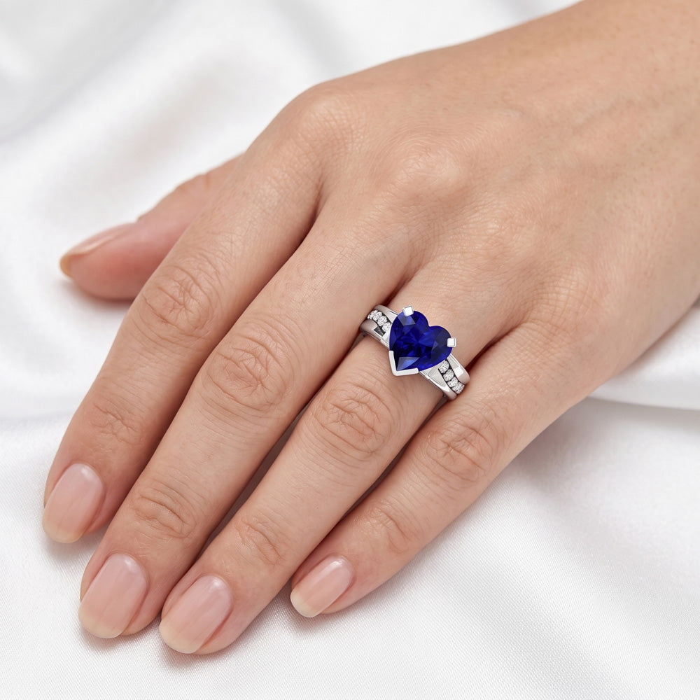 Anello con zaffiro di Ceylon a forma di cuore di gioielli con diamanti. gambo spesso di 4 carati